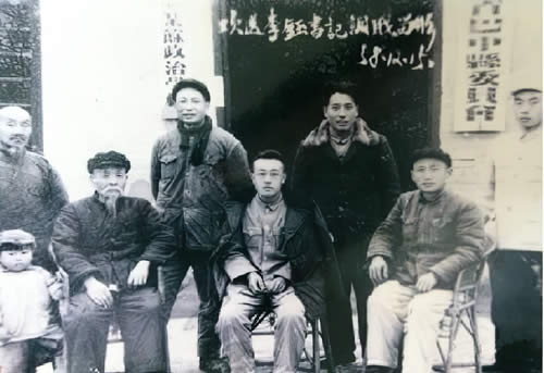 1958年12月15日照片，（前排左二）叶良一欢送二野南下干部、时任中共巴中县委副书记李钰调职留影。