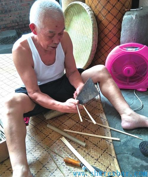 正在制作竹席的老人