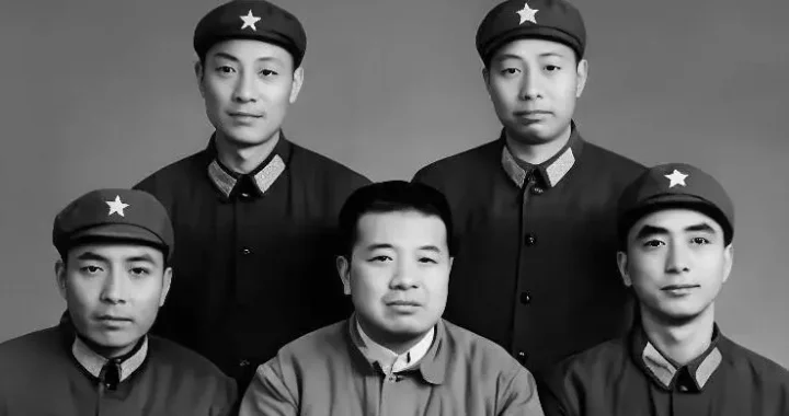 1971年春节通江县委书记张继和武装部长孙永仁带领慰问团到大巴山慰问襄渝铁路官兵时李福根政委和团长李贵，副政委董庭芳在团部留影。（高清修复版）