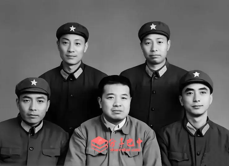 1971年春节通江县委书记张继和武装部长孙永仁带领慰问团到大巴山慰问襄渝铁路官兵时李福根政委和团长李贵，副政委董庭芳在团部留影。（高清修复版）