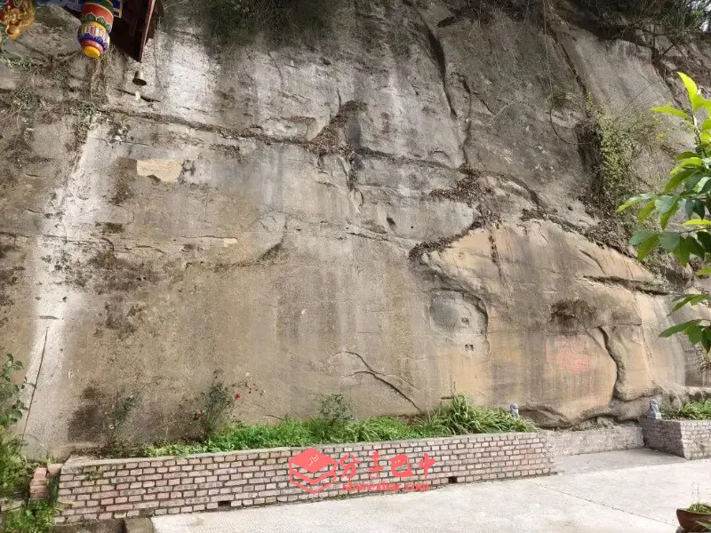 巴中东龛石窟之今日现状，仅仅剩下石板了