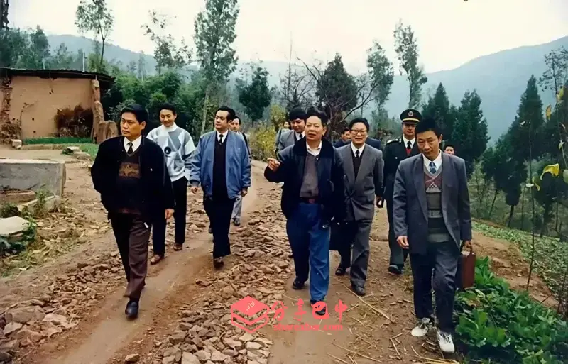 1995年11月，韩忠信在巴中市（现为巴州区）农村调研