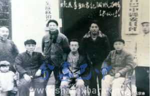 1958年12月15日照片,(前排左二)叶良一欢送二野南下干部、时任中共巴中县委副书记李钰调职留影。
