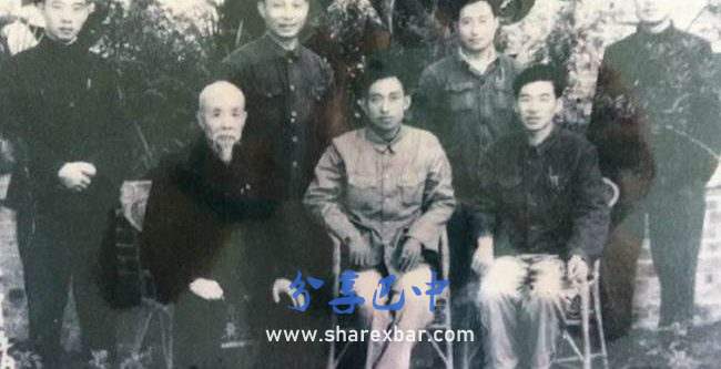 1958年5月18日巴中政协欢送原中共地下党员、中共巴中县委第一任统战部长岳祯（前排中）留影，前排左一为叶良一先生，前排右一为原巴中地下党员，巴中县县长兼县委统战部长李万育同志。