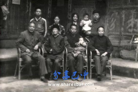 老红军张敏上个世纪80年代返乡是和乡亲们合影留念