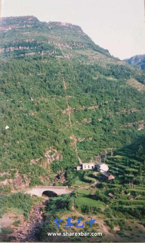 大井坝电站落差494米,管道线长1060米,分两级发电,当时不通公路,在这悬崖峭壁上,机器设备,各种器材是靠着人拉抬运、肩挑背磨完成的。