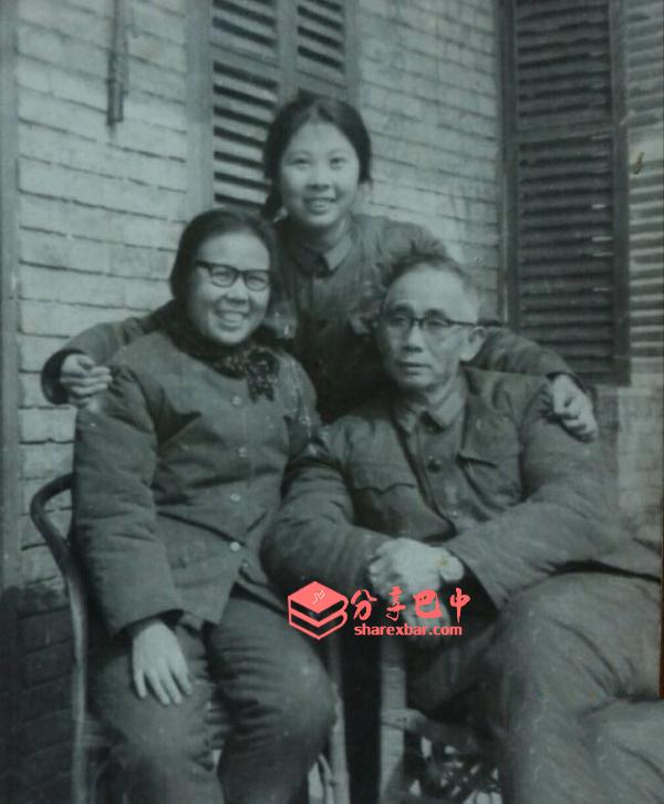 林开征与夫人和大女儿合照