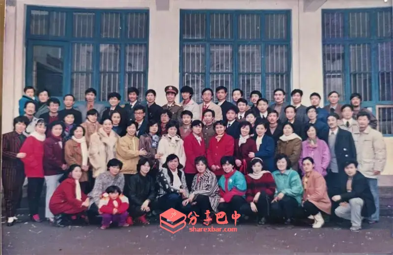 1990年春节初四，四川巴中市巴中中学高75级部分同学合影（后排右9为温思美）