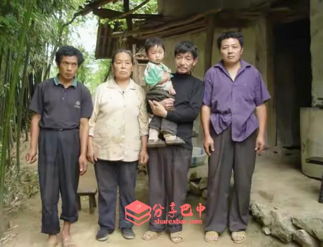 图为1997年张志远、胡文秀与在家的儿子、孙子，抱孩子者为当年的张志远。
